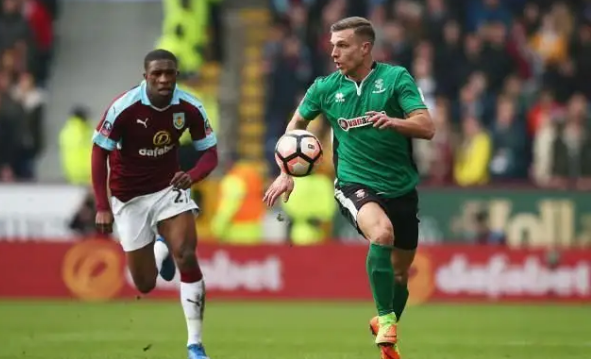 TA：曼城明夏可能签右后卫和右边锋，他们仍在关注利夫拉门托